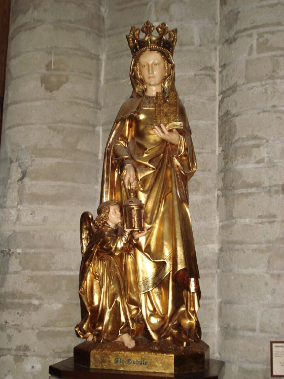 Statue dans la cathédrale Saint-Michel-et-Sainte-Gudule de Bruxelles.