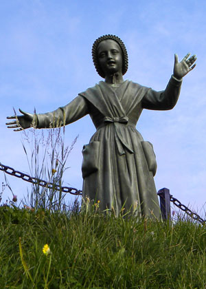 Statue en bronze sur le site de lApparition. Mlanie dcouvre (avec Maximin) une  Belle Dame  en pleurs.