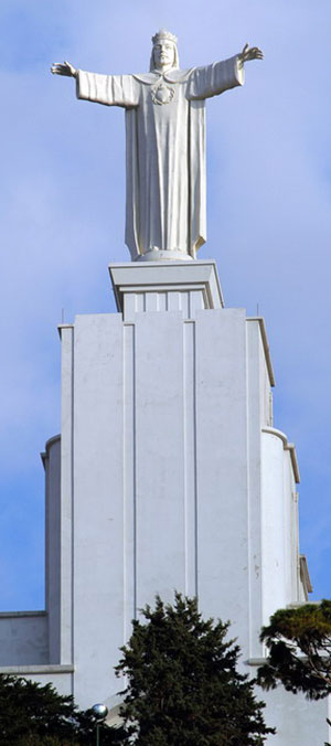 Statue du Christ, Roi des socits, au sommet dun couvent construit en 1950  13 km de Beyrouth (Liban)  et dominant la cte. La colline sappelle Ruines des rois. 
